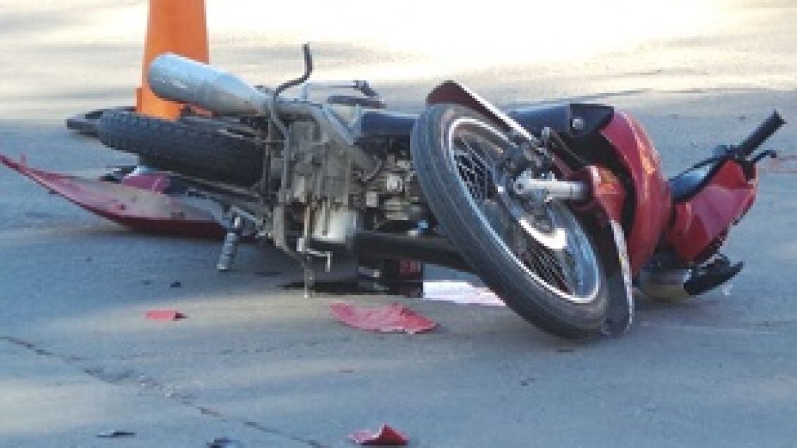 Accidente fatal: policía jujeño murió al chocar en moto contra un semáforo