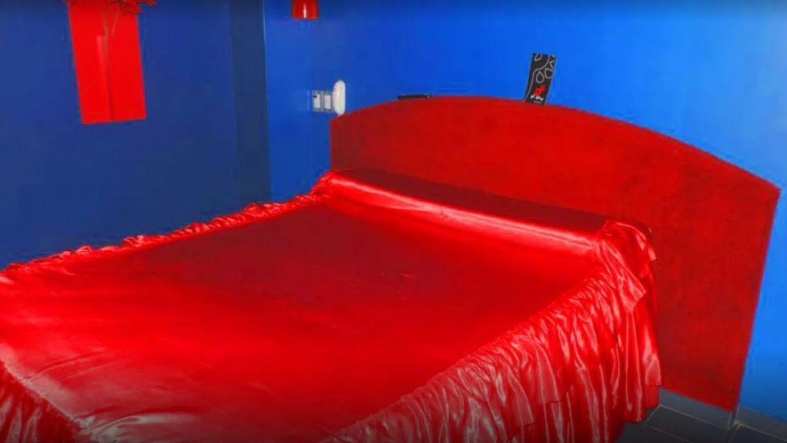 Hacían el "sin distancia" y ella le prendió fuego: está grave en el hospital