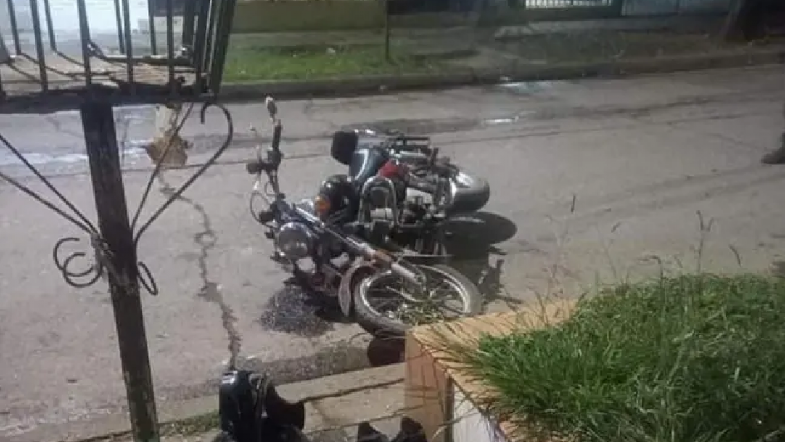 Amarok embistió a una moto y se dio a la fuga, el herido tiene cinco costillas rotas