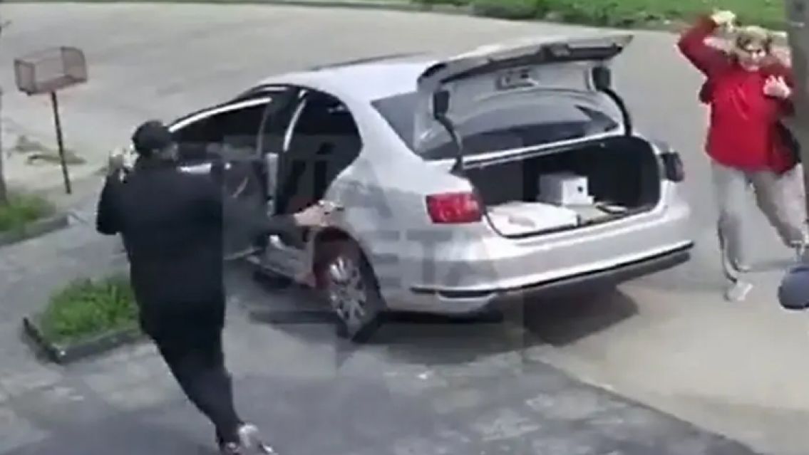 Quisieron asaltar a dos jubilados pero los golpearon con una bolsa de pan: les dieron masa