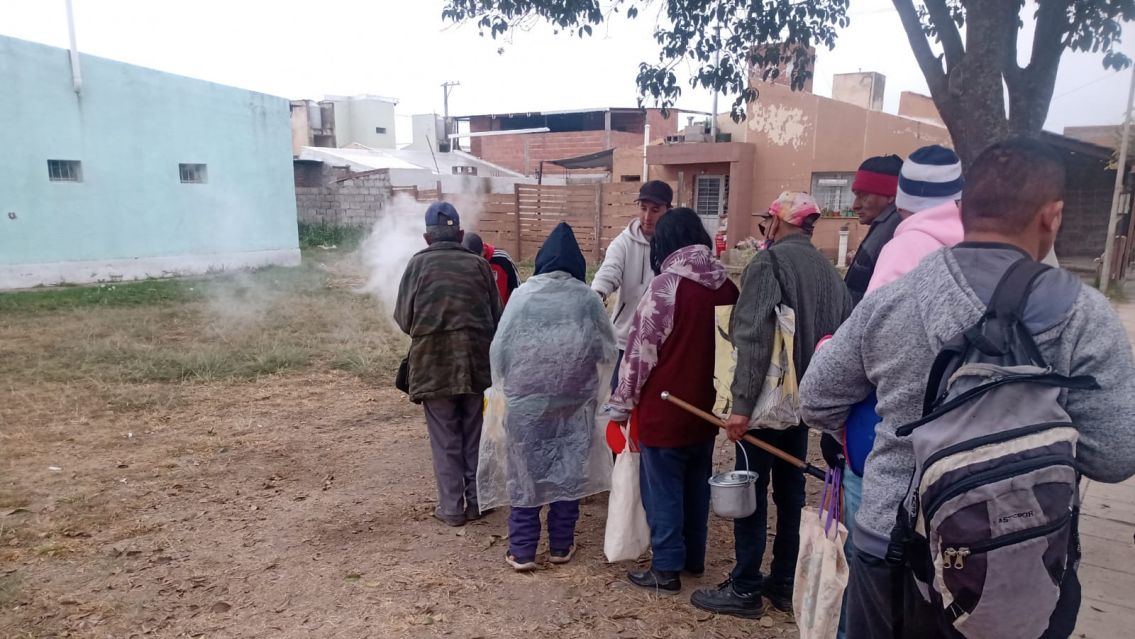 Abuelos jujeños concurren masivamente a comedores sociales en busca de un plato de comida