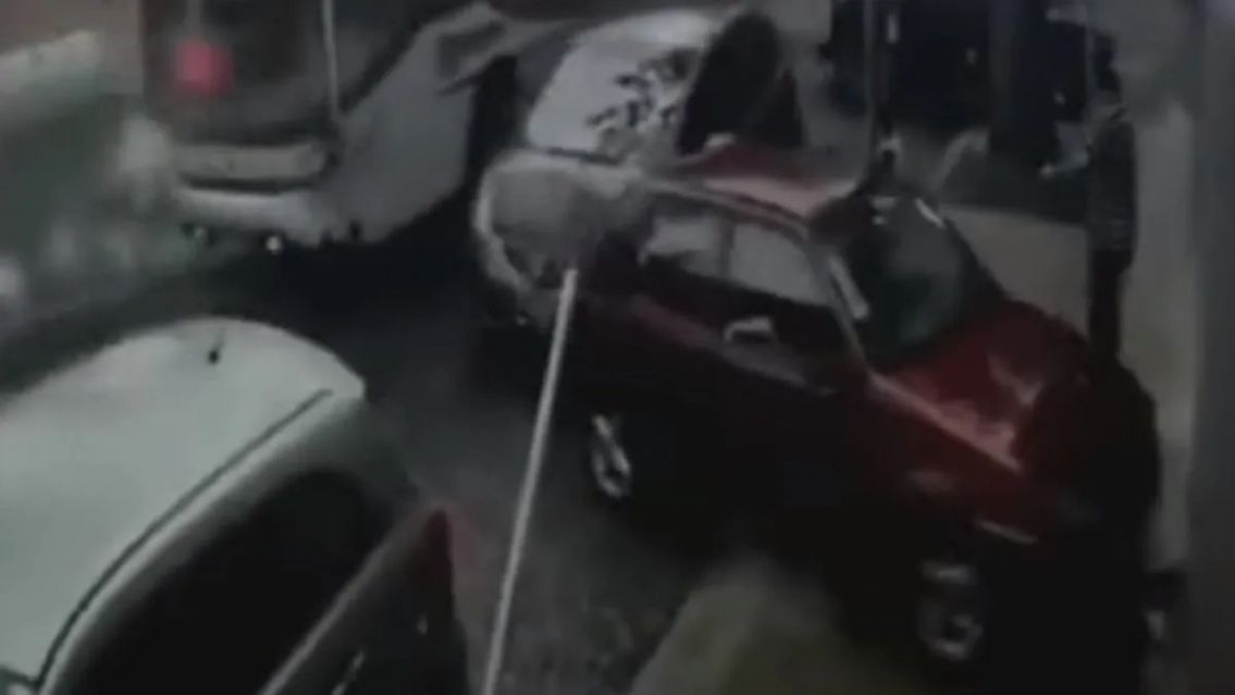 Colectivo jujeño falló y se llevó por delante tres autos: los destrozó