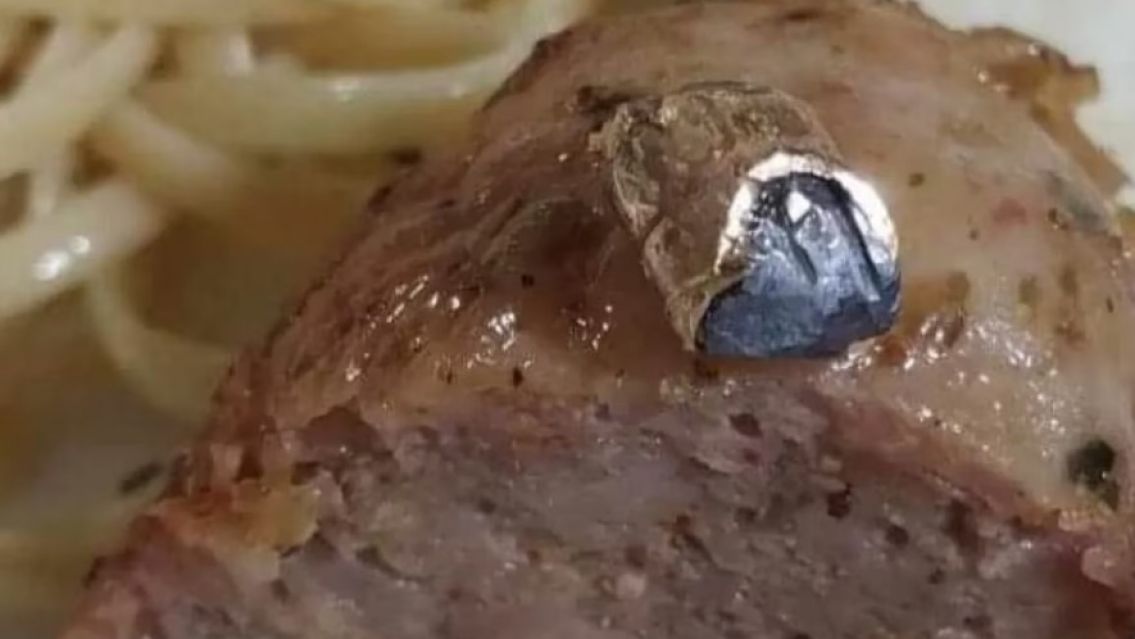 Com�an un asado y apareci� una bala adentro de un chorizo: Casi se la traga