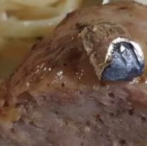 Comían un asado y apareció una bala adentro de un chorizo: Casi se la traga