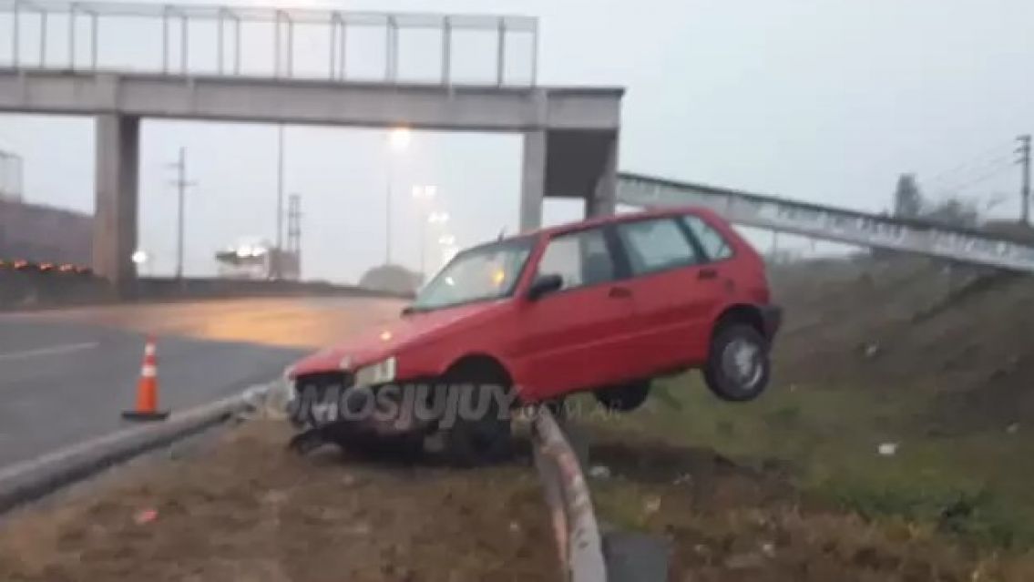 Juje�o se tom� todo y "estacion�" as� su autito: Se salv� de milagro