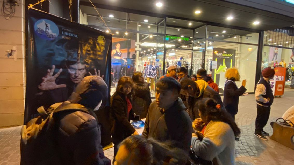 Juntan firmas para que Milei venga a Jujuy: están en la peatonal