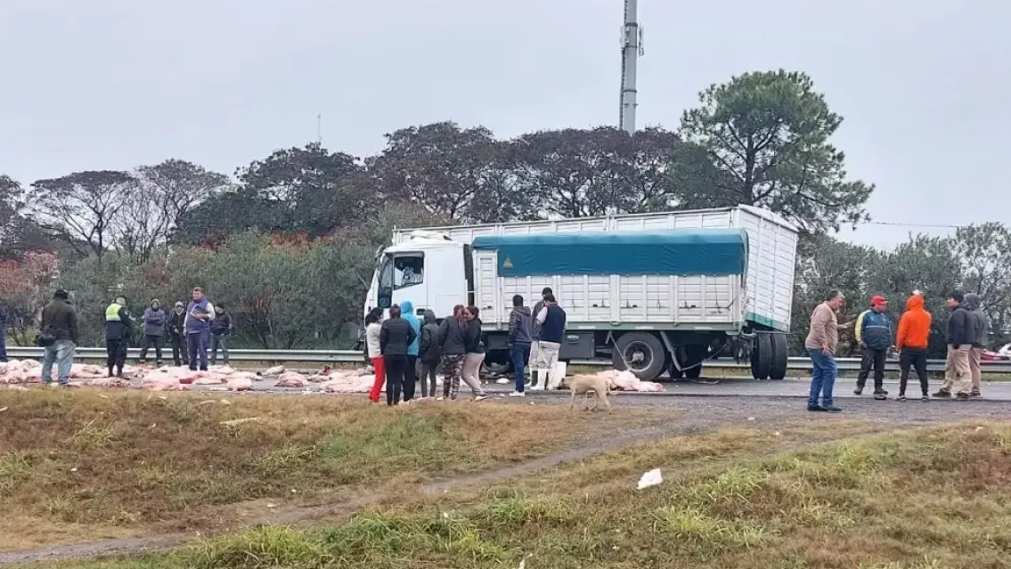 Terrible choque entre dos camiones en ruta norte�a, llevaban carne y...