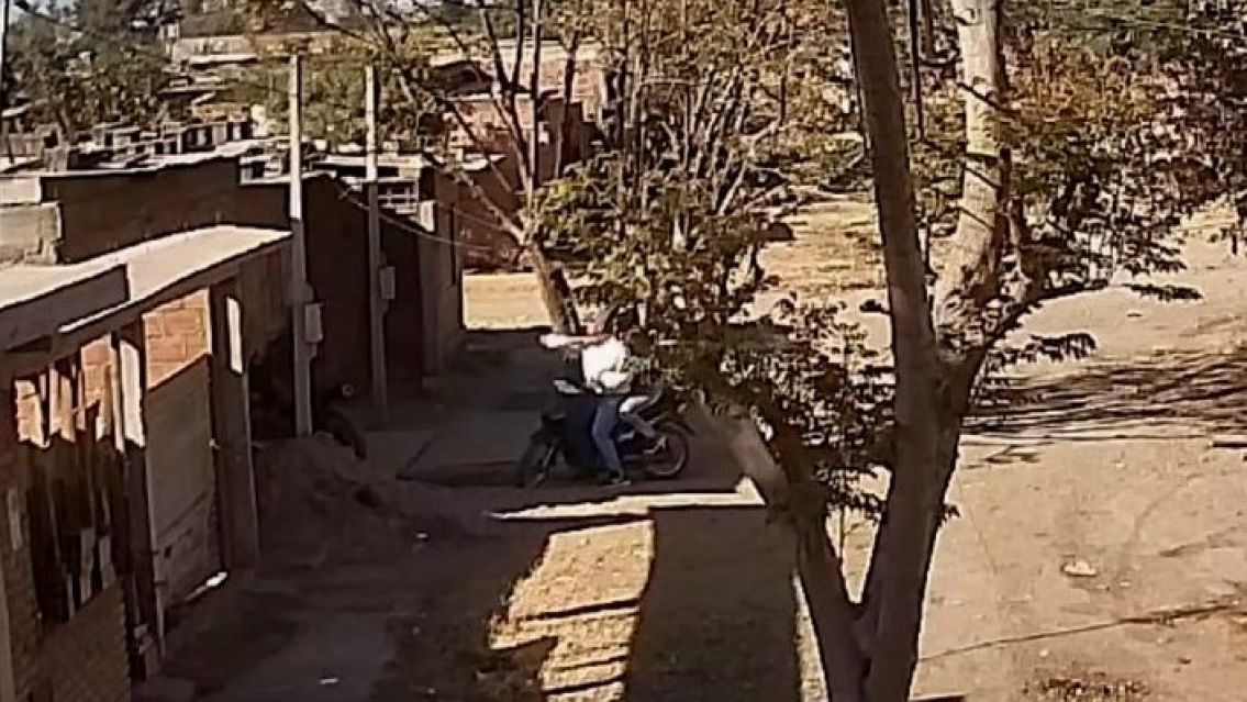 Gritos y desesperaci�n en San Pedro: Desde una moto balearon la puerta de una casa