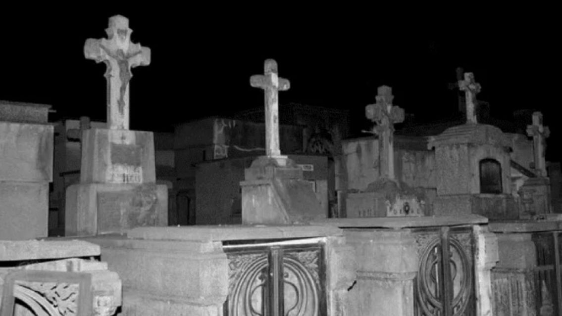 Fue a "cazar" fantasmas al cementerio y captur� dos en escalofriante video