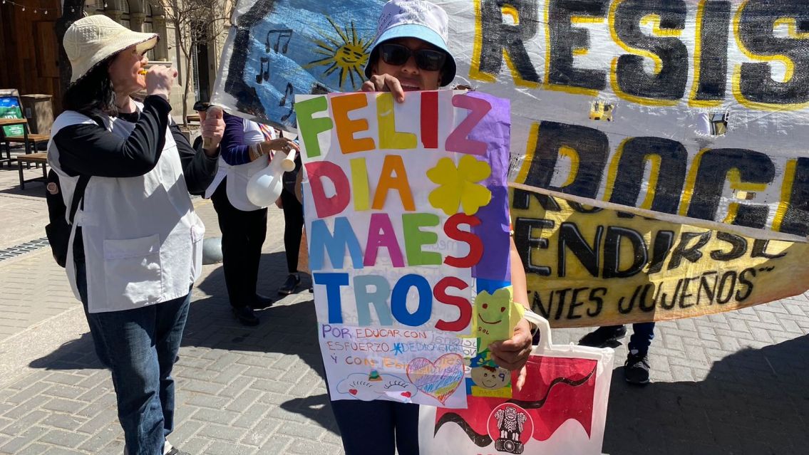 Docentes de Jujuy marcharon en el Día del Maestro contra de los descuentos