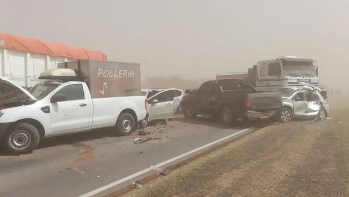 Un muerto y 17 heridos por un choque en cadena en medio de un temporal de viento y tierra