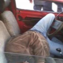 Jujeño se durmió machadito y con el auto prendido: Así lo despertaron