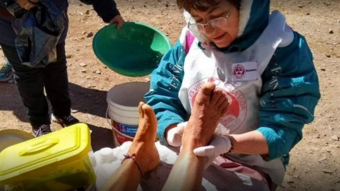 Le vieron los pies a una peregrina y se pusieron a llorar: "Cosidos con alambre"