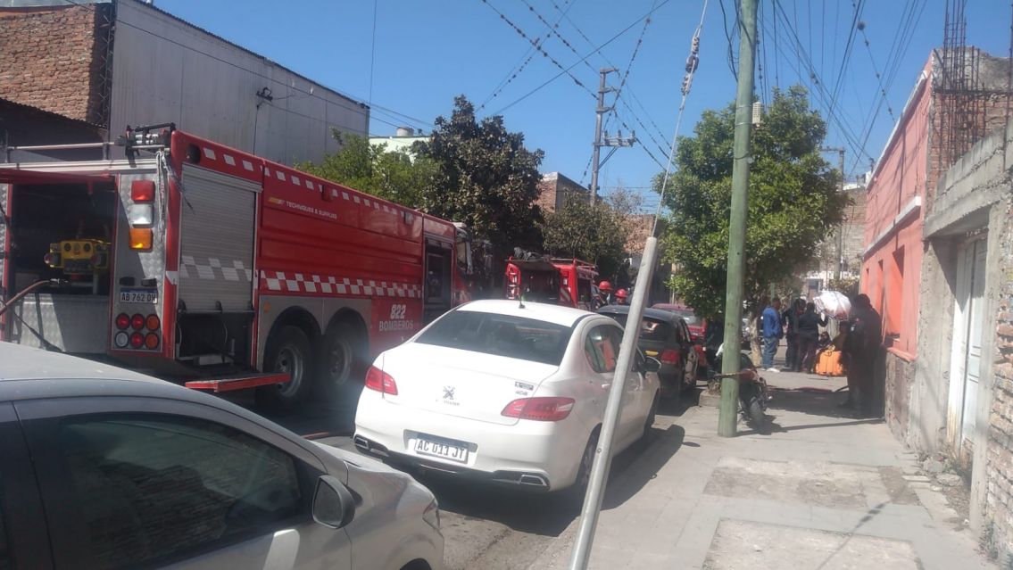 Bomberos de Jujuy lograron salvar a una familia de un incendio: el patio ard�a en llamas