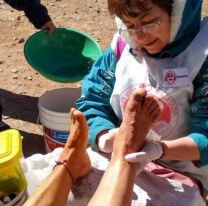 Le vieron los pies a una peregrina y se pusieron a llorar: "Cosidos con alambre"