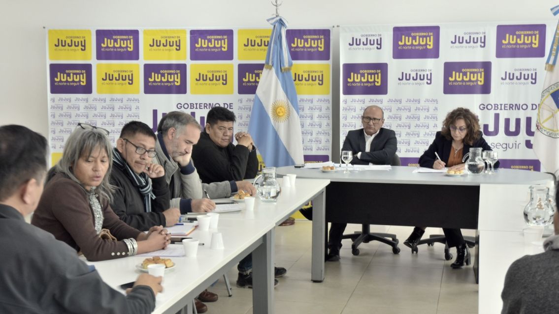 Docentes y autoridades educativas: mesa de dialogo antes del paro