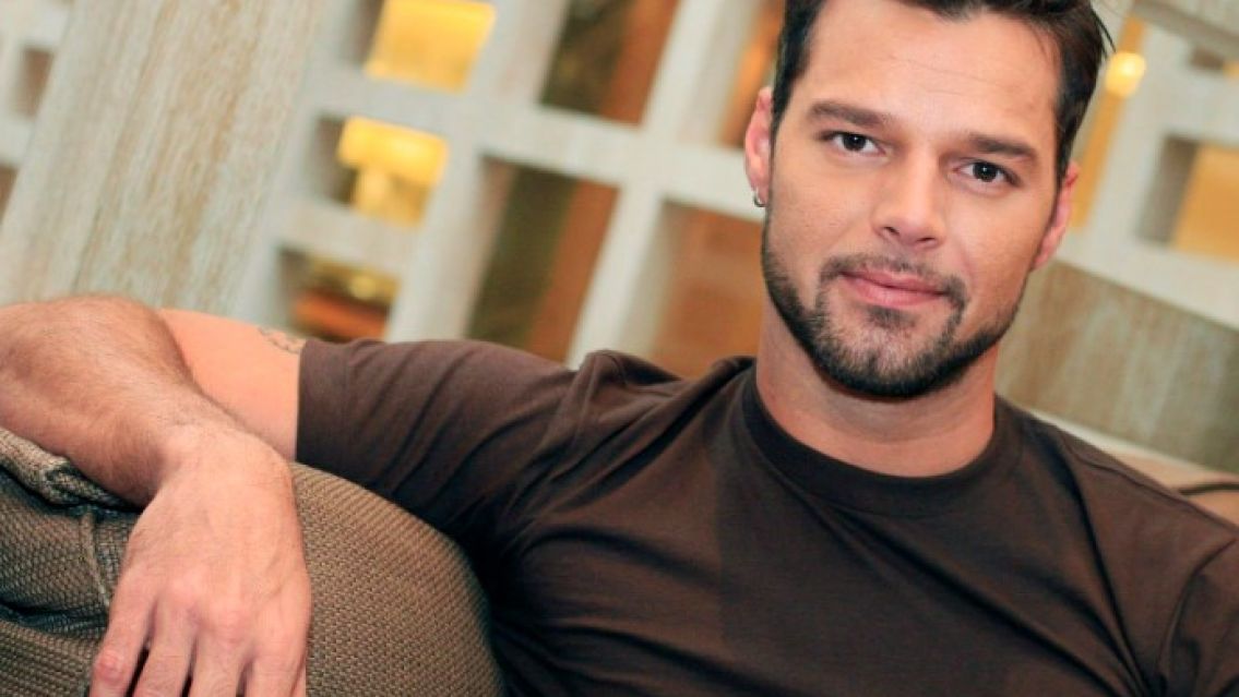 Ricky Martin pos� desnudo al sol y encendi� las redes sociales: "Evitando las marcas del bronceado"