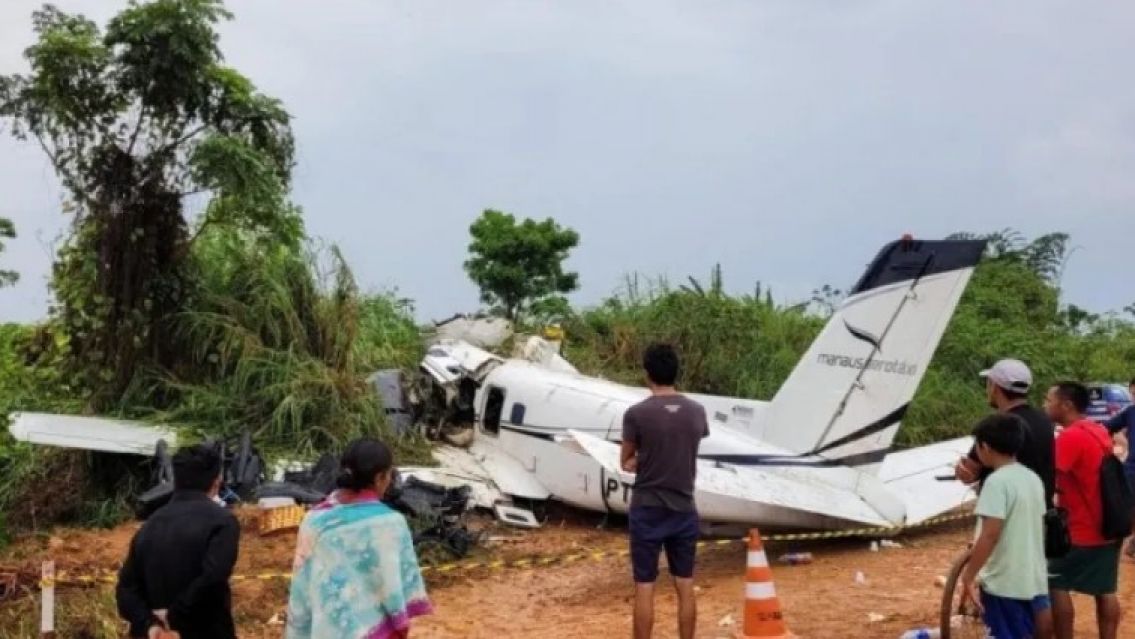 Cayó un avión en medio de la nada: 14 pasajeros muertos y varios heridos