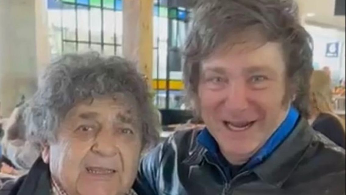 Milei cant� con Los Palmeras y el video se volvi� viral