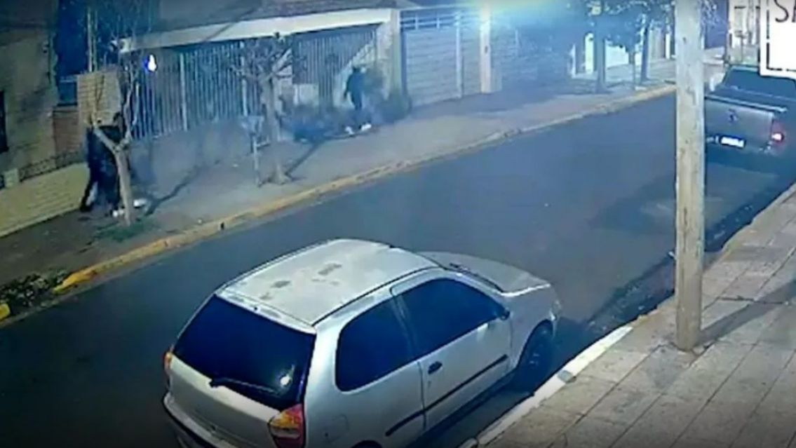 Tiene 23 a�os, es m�dico y fue baleado por su camioneta: agoniza