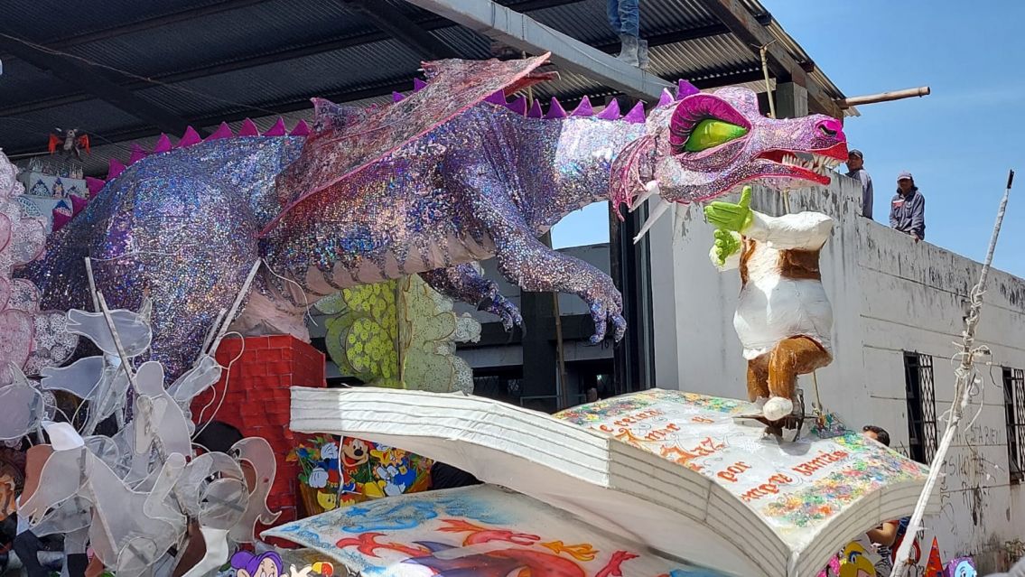 Ciudad Cultural va tomando color para el desfile de carrozas: as� sal�a la de la EET N�1 de Palpal�