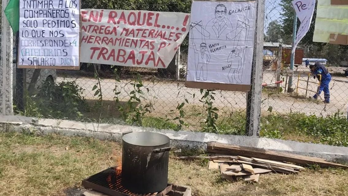 Paro y olla popular: ante el silencio, tomaron el predio de Agua Potable