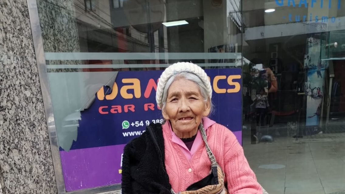 Abuelita juje�a vende flores por el D�a de la Primavera: Todos podemos ayudarla