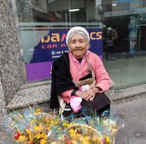 Abuelita juje&ntilde;a vende flores por el D&iacute;a de la Primavera: Todos podemos ayudarla
