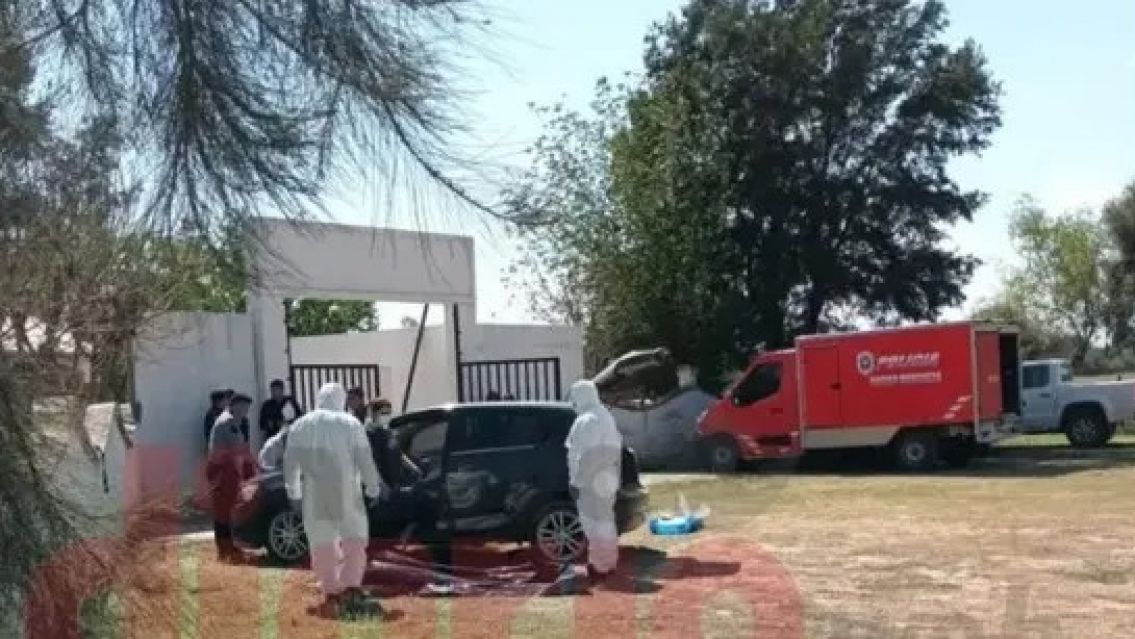 Lo encontraron muerto en la puerta del cementerio con una carta: "Quiero estar..."