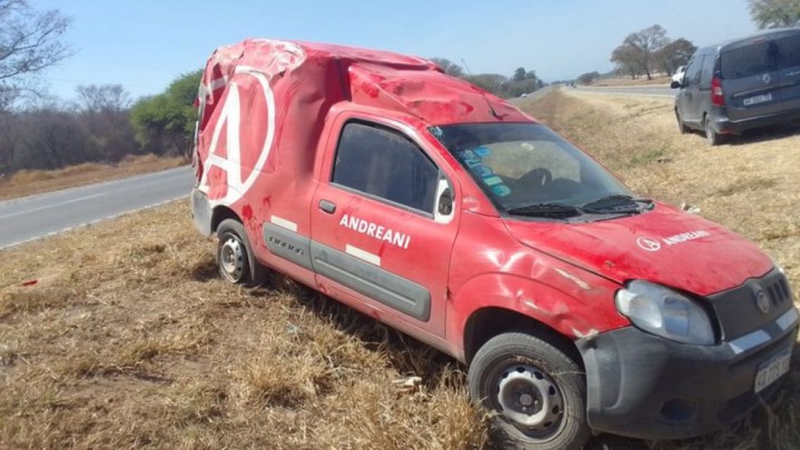Brutal accidente en la ruta 66: Un utilitario qued� destrozado