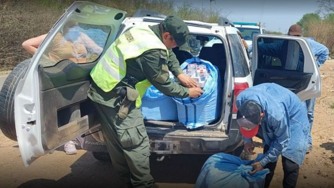 Les dieron la cana en un control con la chata llena de puchos y coca de contrabando