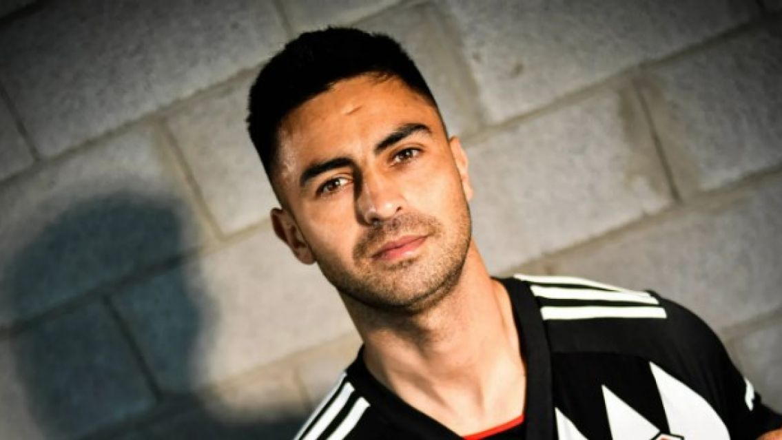 "Hermoso tributo a los Power Rangers": los memes se burlan de la nueva camiseta alternativa de River