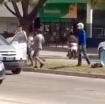 Quisieron matar a un limpiavidrios en Jujuy: Lo tiraron contra un auto en movimiento