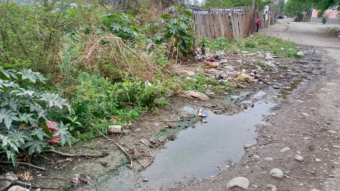 Se rompió una cañería de Agua Potable y aseguran que es un foco infeccioso