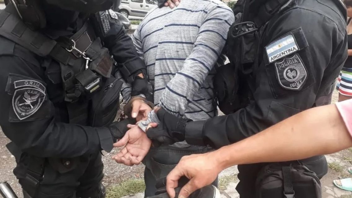 Otro polic�a juje�o denunciado: Le peg� a su esposa muy fuerte
