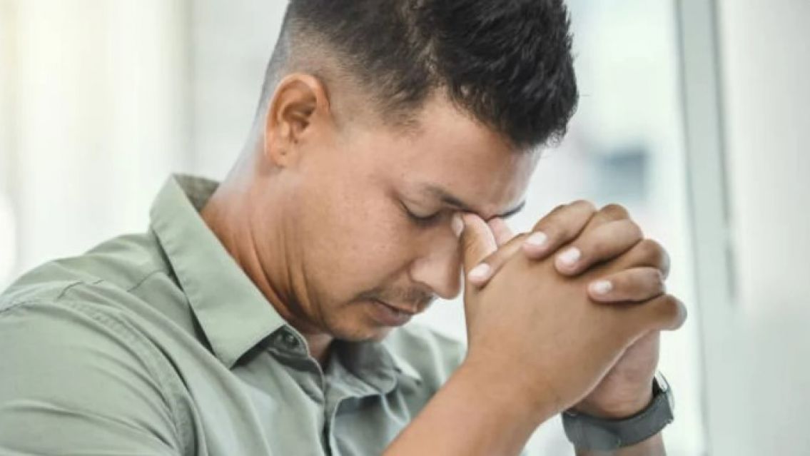 Dejó a su familia por una mujer, pero la nueva pareja lo terminó estafando y quedó en la calle