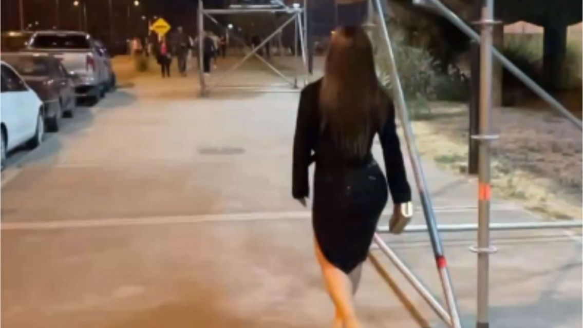 Famosa apareci� en medio de la gente y se sac� fotos con todos