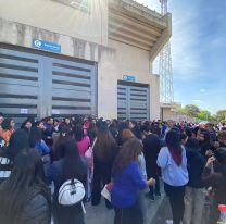 Peleas y discusiones en la fila para María Becerra: "Hay un montón de colados"