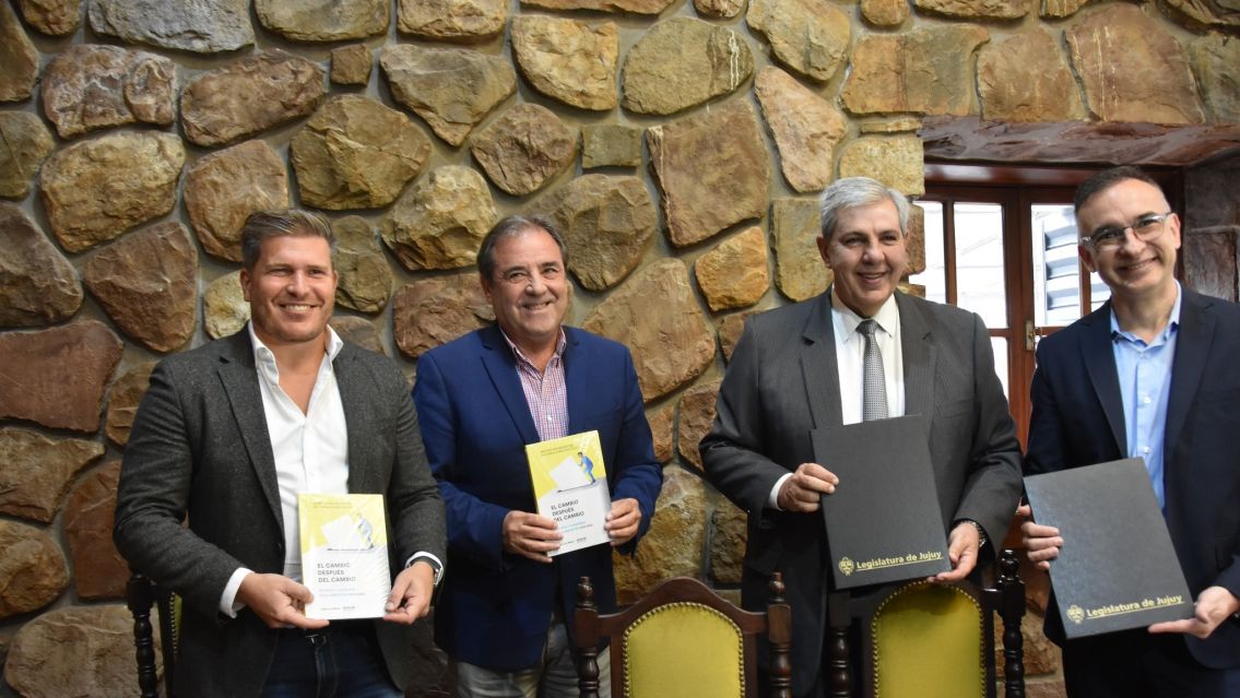 Diputados juje�os firmaron un acuerdo con consultores para "comunicaci�n"