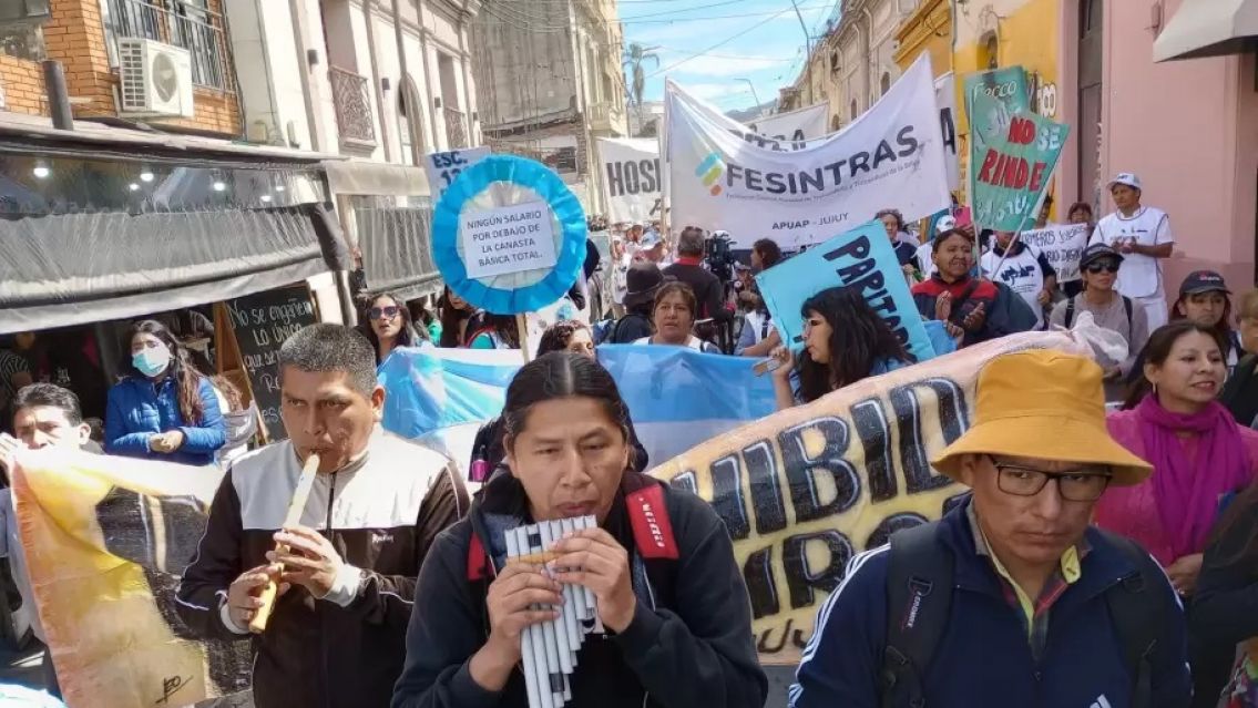 Enorme movilizaci�n en Jujuy contra la reforma y por los salarios