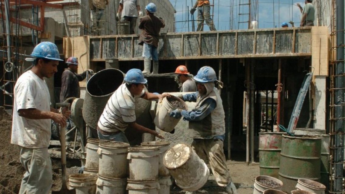 Aumentan los sueldos para los albañiles: a cuánto se van