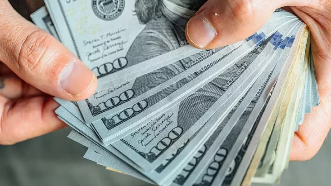 El dólar blue se fue por las nubes y ya superó los 800 pesos