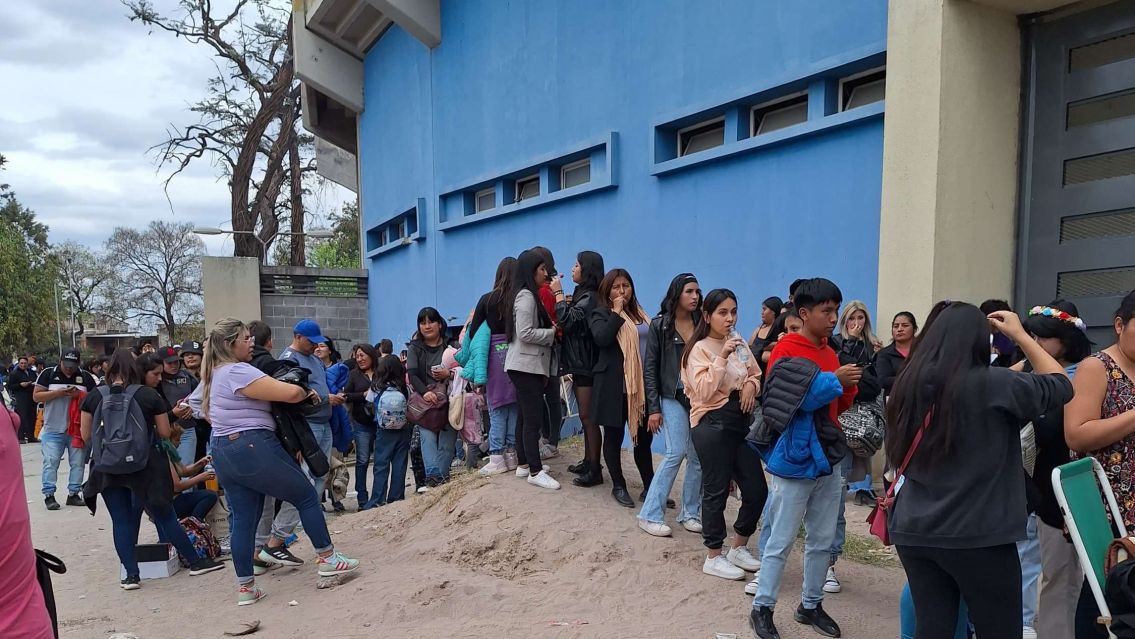 Largas filas para ver a Mar�a Becerra: da vuelta el estadio