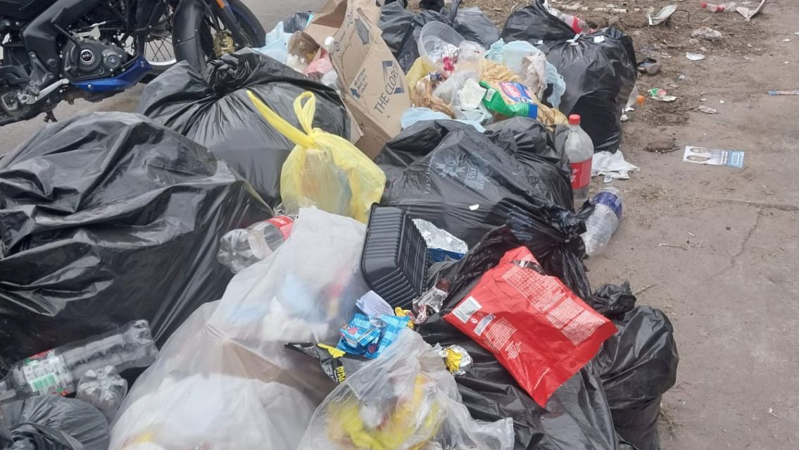 Jujeños enojados por la basura alrededor del estadio 23 de Agosto: se armó una montaña