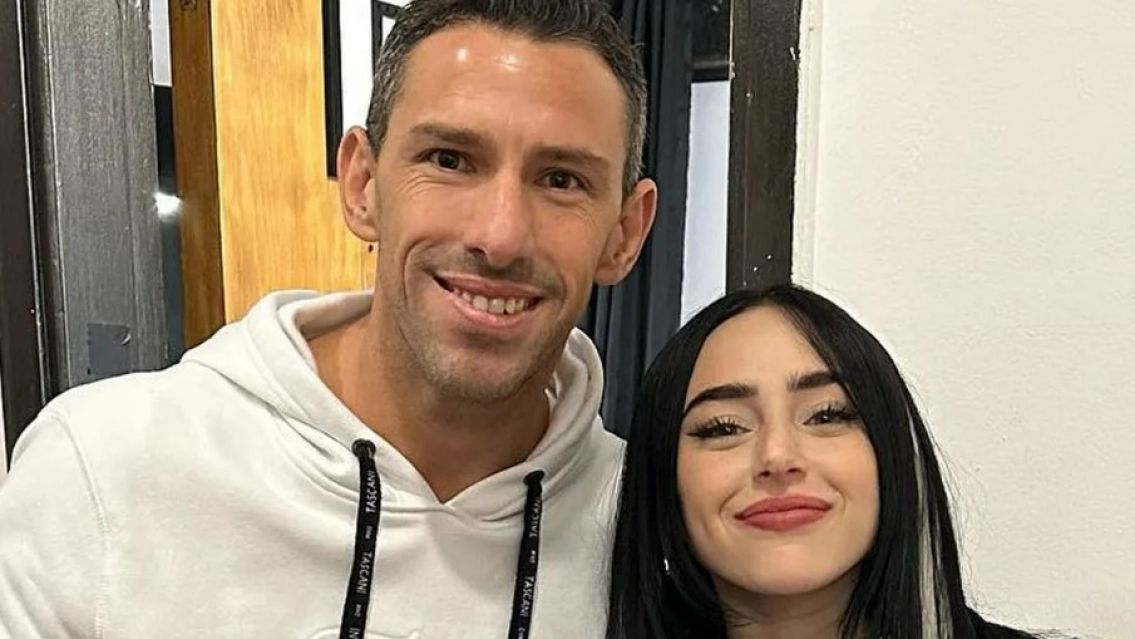 La emoci�n de Nicki Nicole despu�s de que Maxi Rodr�guez le regalara la camiseta de Newell's