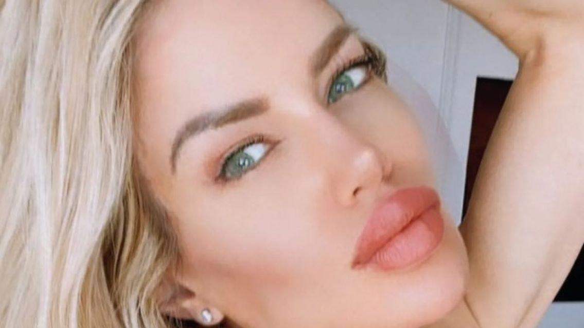 Luciana Salazar se luci� con un minivestido ajustado con aberturas extremas y bucaneras negras