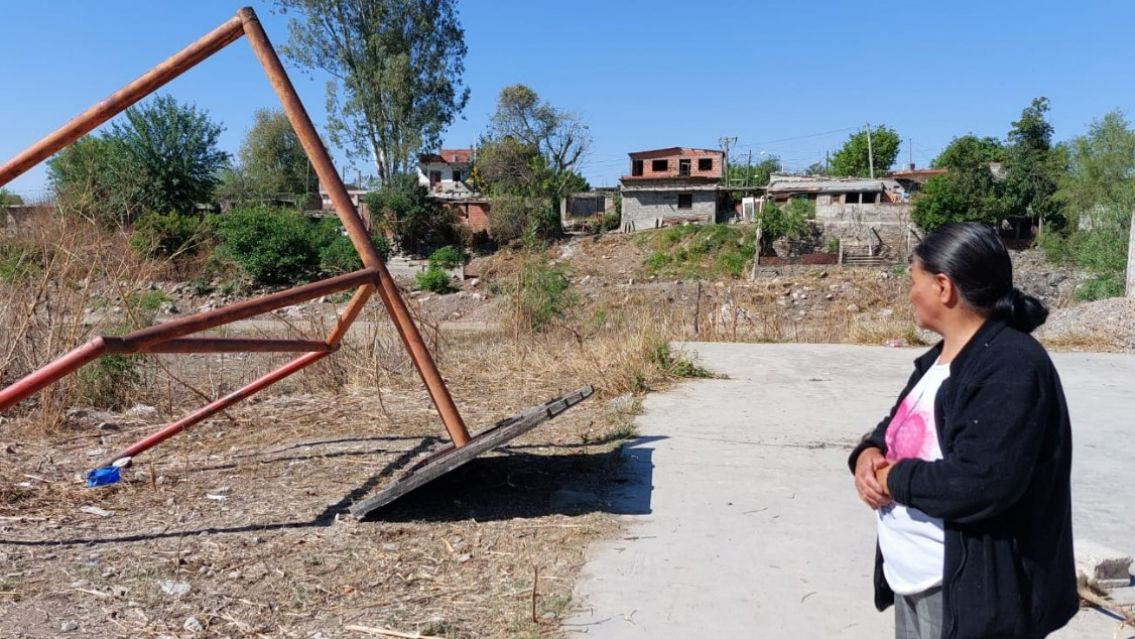 Pudo ser una tragedia: Se cayó el arco de un polideportivo mientras jugaban chicos