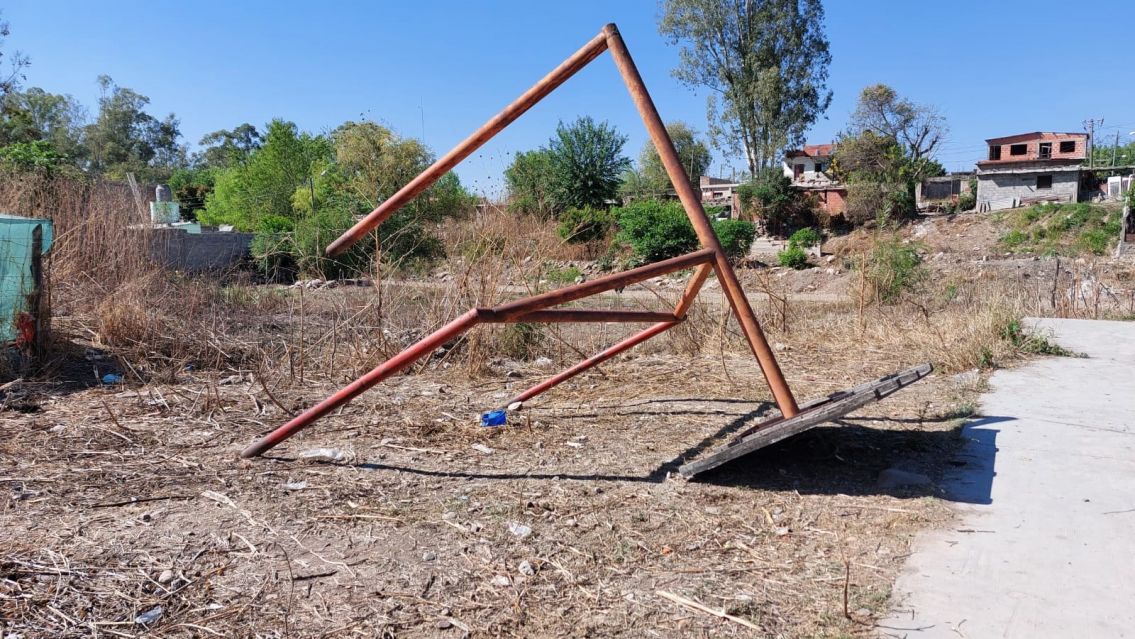 Juje�itos jugaban a la pelota y un arco en mal estado casi causa una desgracia