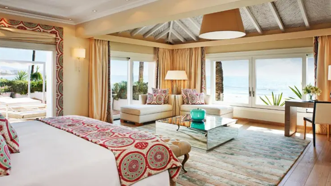 ¿Nacional y popular? Así es la "casita" peronista de Insaurralde en Marbella