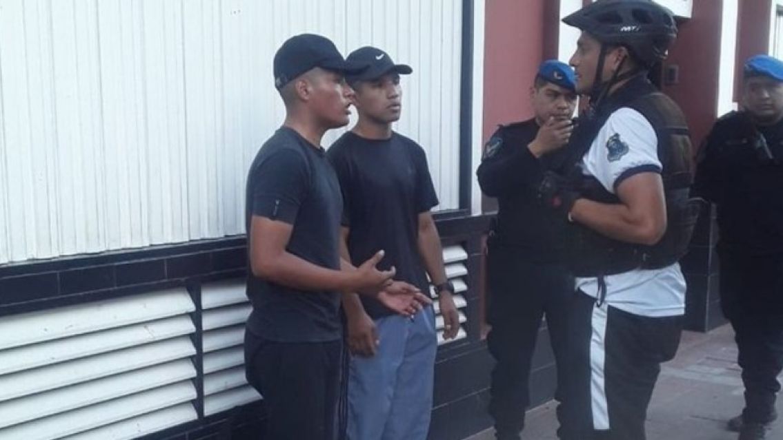 Cadetes fumancheros: Dos juje�os estudian para ser polic�as pero arrancaron mal